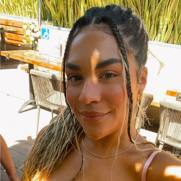 Meet your Posher, Dominique - Picture 1 of 1